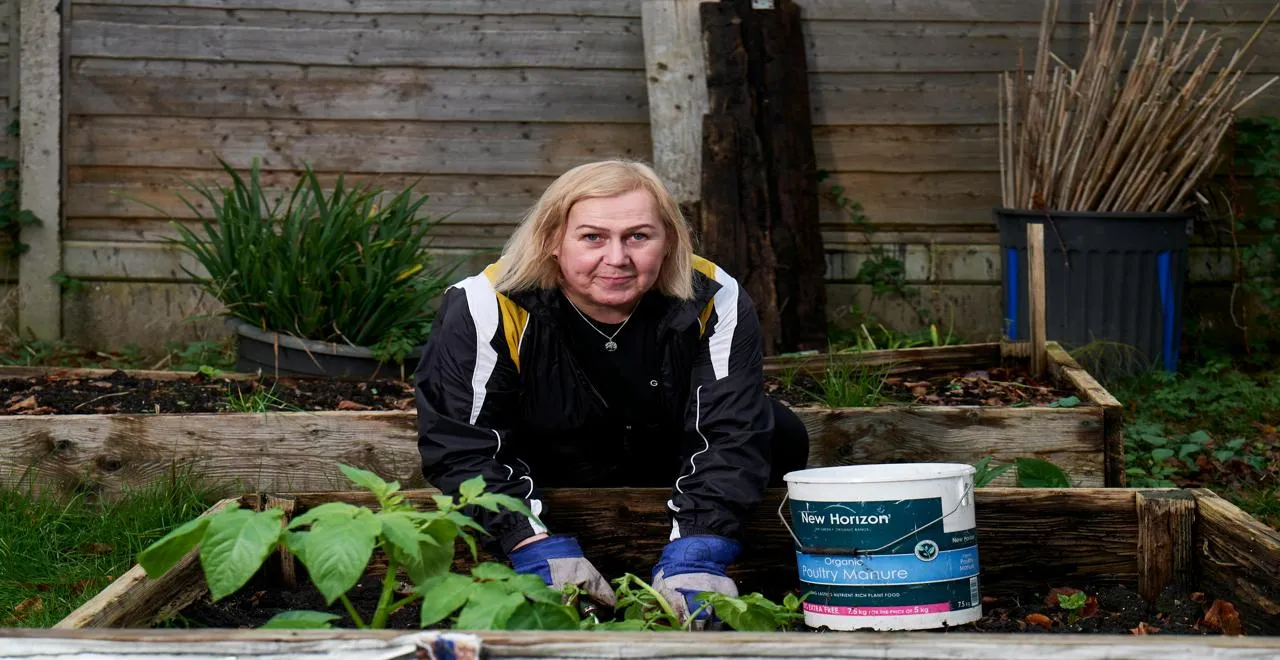 Jardinier construisant une fumière pour nourrir le sol