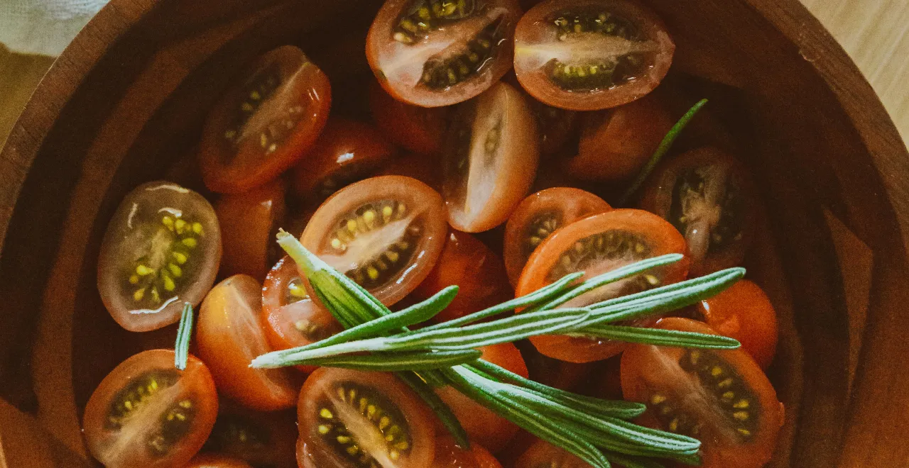 Assiette blanche garnie de tomates cerises rouges et jaunes